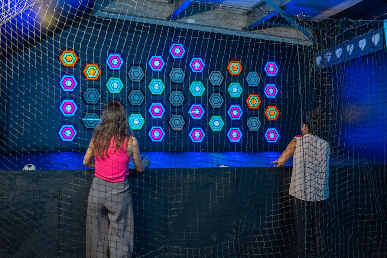 VS ARENA - hero banner 3 People immersed in VS ARENA entertainment room