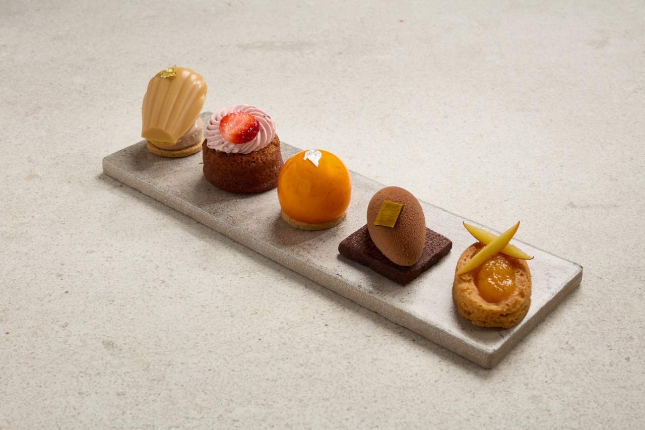 Mixed petit fours