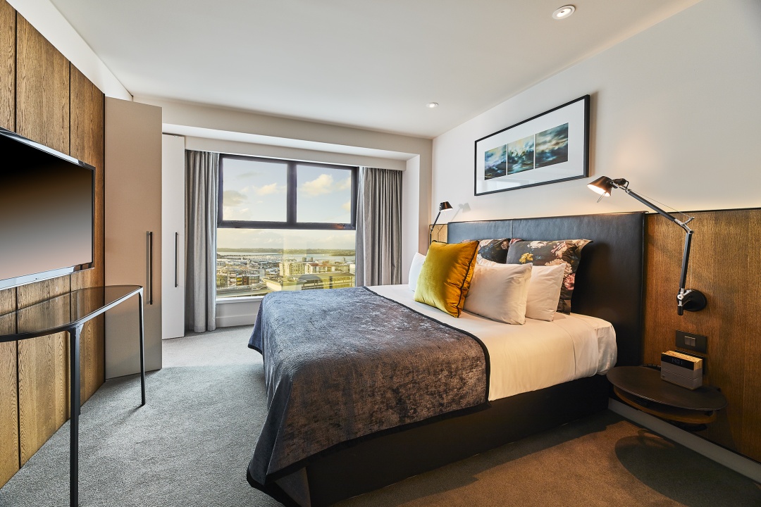 Grand Deluxe Harbour Suite Bedroom