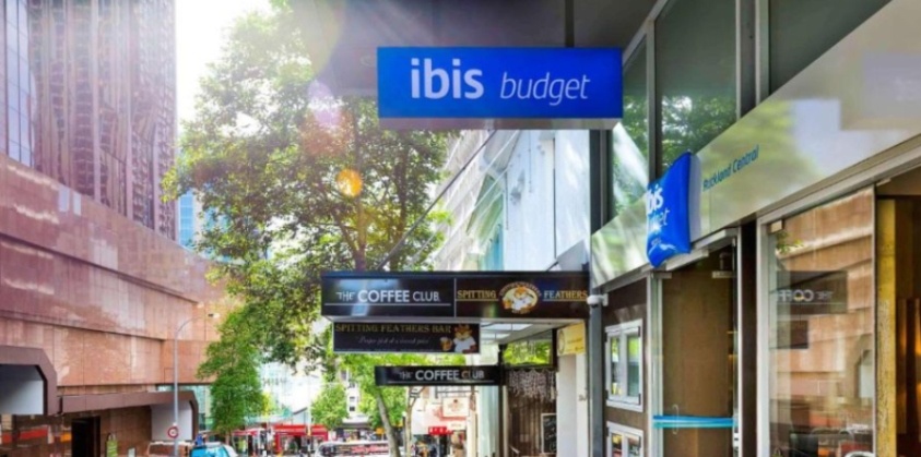 Ibis Budget Auckland Central Banner Front door of Ibis Hotel Auckland City
